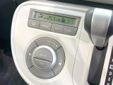 【オートエアコン】一度お好みの温度に設定すれば、車内の温度を検知し風量や温度を自動で調整。暑い&hellip;寒い&hellip;と何度もスイッチ操作をする必要はありません。快適な車内空間には必須の機能ですね♪