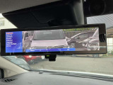 車体の後部にカメラがついていて、その映像がルームミラー内のモニターに表示します。人や荷物などで視界が遮られた時なども確認がしやすいです。