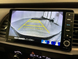 リバースギアに入れるだけで後方の表示へ切り替わります。夜間や雨の日の駐車も楽になりますよ。