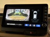 リバースギアに入れるだけで後方の表示へ切り替わります。夜間や雨の日の駐車も楽になりますよ。