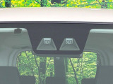 【スマートアシスト】走行中に前方の車両等を認識し、衝突しそうな時は警報とブレーキで衝突回避と被害軽減をアシスト。より安全にドライブをお楽しみいただけます。