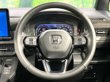 インテリアに合わせたデザインのステアリングは、運転される方のことも考え、運転しやすい形状、大きさです。是非一度、実際に触ってお確かめください。