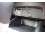 【USBジャック】運転中でもスマートフォン等の充電ができるUSBジャック付き!充電を気にすることなく、ドライブ中の音楽再生や通話等をお楽しみ頂けます!