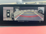 360度ビューカメラを搭載。4方の小型カメラの映像を処理し、車両真上からの映像に変換しています。