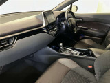 運転席周りのレイアウトをご覧ください。ナビゲーションが綺麗に装着されすっきり収まってますね!