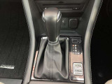 マニュアル車のようなダイレクトな走りを実現する独自の6速AT。操作性に優れたフルオートエアコンに加え、シートヒーターやステアリングヒーターなどの快適装備を機能的に美しく配置しています。