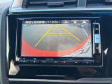 【バックモニター】後方の障害物や歩行者を確認できるバックモニター。狭い駐車場や混雑した場所でも安心して車を操作できます。