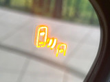 【ブラインドスポットモニター】走行中、ドアミラーの死角になりやすい箇所に後続車が接近するとサイドミラーのレンズに警告を表示!ドライバーに注意喚起をしてくれます。
