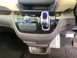足元スッキリ、インパネシフトです。パーキングブレーキはフットブレーキタイプなので、運転席と助手席の間がスッキリしています。