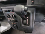 手を伸ばせば自然に届く位置にシフトがあるため、運転中の姿勢を崩さずに操作でき、毎日の業務でもストレスがありません