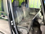 運転席まわりには十分なスペースがあり、大柄な方でもゆったり運転していただける環境です。