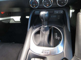 スポーツカーでありながらATの快適性も両立。レスポンスが良く、パドルシフトでの変速も素早い。アクセルワークに集中でき、運転の楽しさを味わえます。クラッチ操作がないため運転初心者でも扱い易いです。