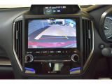 車両後方の映像を車内のディスプレイに表示し、駐車時や後退時の障害物や歩行者の確認を補助します。 広角レンズを採用し、広い範囲を映し出すことができます。