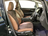 広い足元にゆったり座れるシートには肘掛けも装備しており長距離の運転でも疲れにくくなってます。女性でも運転がしやすいように、シートの高さ調整機能(シートリフター)がついています。