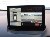 狭い道でのすれ違いや、駐車が苦手な方も安心の360&deg;ビューモニター。前後左右4つのカメラ映像を合成し、上から見下ろしたような映像をモニターに投影。車載の障害物センサーと合わせて、死角のない安全性を確保