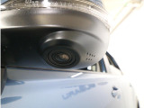 助手席側で見えにくい左前方の映像を、車内のマルチファンクションディスプレイに映し出します。前方への駐車や左寄せ、狭い道でのすれ違いなど、さまざまなシーンで安心して運転できる便利な機能です。