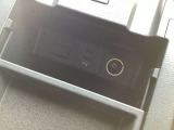センターコンソール内にUSB端子2個設置 ミュージックプレーヤー接続でお気に入りの音楽を楽しむことが出来ます♪USB端子接続で可能な端末充電を同時に2個行うことが出来ます。