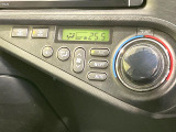 【オートエアコン】一度お好みの温度に設定すれば、車内の温度を検知し風量や温度を自動で調整。暑い&hellip;寒い&hellip;と何度もスイッチ操作をする必要はありません。快適な車内空間には必須の機能ですね♪