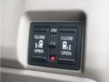 ◆両側電動スライドドア◆狭い駐車場でも乗り降りが楽々♪お子様が隣の車にドアを当ててしまう心配もございません!小さなお子様連れの方もこれで安心。