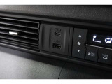 スマートフォンなどの音楽再生が可能なUSB接続ジャック装備車両です♪♪♪