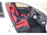 専用設計のHonda TYPE Rシートは、胸郭や大腿部をサポートするワイヤを設け、大きな「面」を作り出すことで高速旋回時の横Gや制動時の前Gからドライバーを効果的にサポートします。