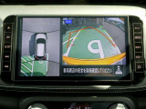 自車を真上から見下ろすように映し出すので周囲の状況が分かるアラウンドビューモニター搭載。フロントカメラとしても使用できます。車庫入れなど苦手な人の頼りになる助っ人です。