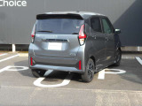 全周囲カメラが付いています。後ろはもちろん隣の駐車ラインまで見れますので車庫入れが簡単で楽しくなりそうです。