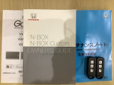 スマートキーは鍵をバッグに入れたままでもドアロックの開閉やエンジンのON・OFFができます。夜間や雨の日も鍵を探さなくて良いので便利です。