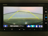 【バックカメラ】運転が苦手な方も車庫入れラクラクです!ギアをリバースに入れれば自動的に切り換わりますので、面倒な操作は不要です♪狭い駐車場もお車を傷つけず安心ですね!