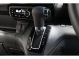 インパネシフトだから視線の移動も少なく足元もスッキリ♪運転席もゆったりしているのでゆとりを持ってドライブできますね!