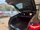 メルセデスのシートは少し硬めになっております。長時間の運転の際、適度な反発があることでお尻や腰の負担を減らす効果が御座います。