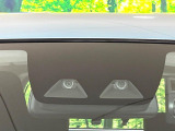 【スマートアシスト】走行中に前方の車両等を認識し、衝突しそうな時は警報とブレーキで衝突回避と被害軽減をアシスト。より安全にドライブをお楽しみいただけます。