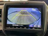 【バックカメラ】運転が苦手な方も車庫入れラクラクです!ギアをリバースに入れれば自動的に切り換わりますので、面倒な操作は不要です♪狭い駐車場もお車を傷つけず安心ですね!