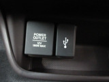 【POWEROUTLET】12V電源ソケットを設置しております。周辺機器の充電にご利用頂けます。便利なUSBジャックも付いています。