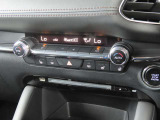 【フルオートエアコン】運転席と助手席の温度調整がそれぞれ出来るフルオートエアコン装備です。これなら暑がりなご主人、寒がりな奥様が同乗されても問題ないですね。