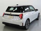 当社協力企業様にてレンタカーとして使用されていたNEW MINIクーパー Eを譲ってもらい入庫しました。使用経緯から内観外観が非常に良好でおススメし易いモデルです。