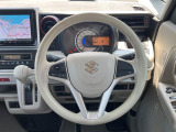 インテリアに合わせたデザインのステアリングは、運転される方のことも考え、運転しやすい形状、大きさです。是非一度、実際に触ってお確かめください。