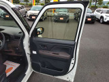 運転席のドア内部でございます。