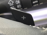 【パドルシフト】ハンドルから手を離さずに素早くシフトアップ&ダウンができるので、エンジンブレーキを使う下り坂や高速道路の合流で加速したい場面で役立ちます。