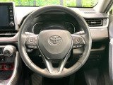 【純正革巻きステアリング】上質な革を使用することで、手にしっかり馴染みとても運転しやすいハンドルです♪