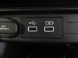 便利なUSBジャック・12V電源ソケットも付いています。周辺機器の充電にご利用頂けます。