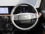 ステアリングハンドルです。オーディオコントロールスイッチが付いて運転中でも手元でオーディオの操作が出来て便利ですよ。