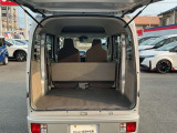 後席を倒すとフラットになるので大きな荷物を載せることもできます。