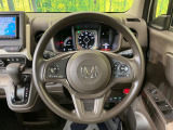 インテリアに合わせたデザインのステアリングは、運転される方のことも考え、運転しやすい形状、大きさです。是非一度、実際に触ってお確かめください。