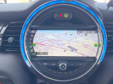 ●純正ナビ:一体感のあるナビは、高級感ある車内を演出してくれます。オーディオ機能も充実しておりますので、運転もより楽しめます♪