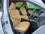 運転席シート廻りは使用感も少なく、良好な状態となっています。前オーナー様が丁寧に使っていたことがよくわかりますね。