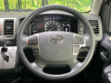 インテリアに合わせたデザインのステアリングは、運転される方のことも考え、運転しやすい形状、大きさです。是非一度、実際に触ってお確かめください。