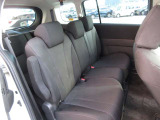 からくりシートを採用。写真のように3人乗車も可能ですが、普段はシート下に「3人目の座席」を格納することができ、代わりに小物入れを出したりウォークスルーにしたりと使い勝手がいいんです。