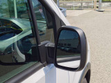 サイドミラーには後方のお車をおしらせ機能も!
