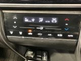 【オートエアコン】一度お好みの温度に設定すれば、車内の温度を検知し風量や温度を自動で調整。暑い&hellip;寒い&hellip;と何度もスイッチ操作をする必要はありません。快適な車内空間には必須の機能ですね♪